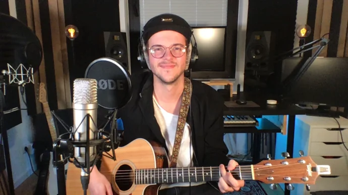 Online-Meeting mit Musikeinlage bei digitaler Abschlussfeier.